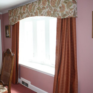 Geschlossenes, Großes Klassisches Esszimmer ohne Kamin mit rosa Wandfarbe, Teppichboden und rosa Boden in Boston