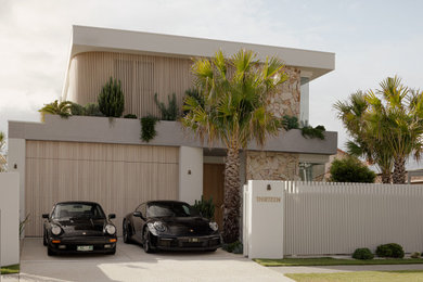 Idée de décoration pour une grande façade de maison blanche marine à un étage avec un toit plat et un toit blanc.