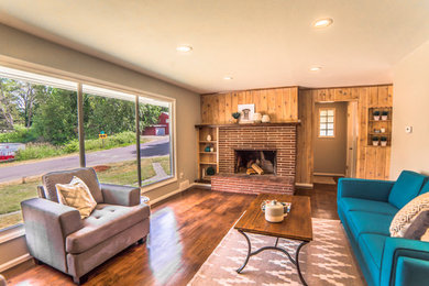 Example of a mid-century modern home design design in Seattle