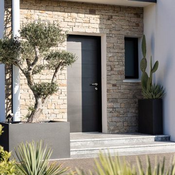 Aménagement extérieur contemporain : terrasse, pergola et entrée paysagée