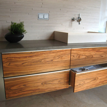 Moderner Badschrank in Olivenholz und Stahllaminat