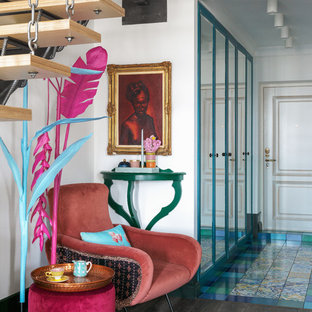 Новые идеи обустройства дома: входная дверь в стиле фьюжн с белыми стенами, одностворчатой входной дверью, белой входной дверью и разноцветным полом