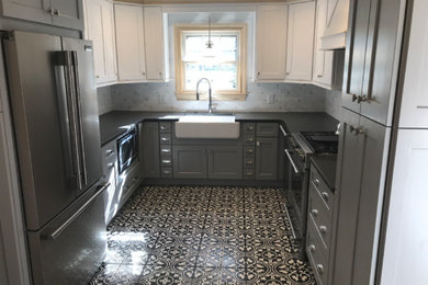 Kitchen - transitional kitchen idea in Charlotte