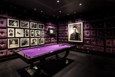ロンドンにある高級な広いモダンスタイルのおしゃれなオープンリビング (ゲームルーム、紫の壁、カーペット敷き、テレビなし、黒い床、パネル壁、アクセントウォール) の写真