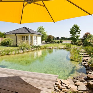 デュッセルドルフの中サイズのオーダーメイドコンテンポラリースタイルのおしゃれなプール (天然石敷き) の写真