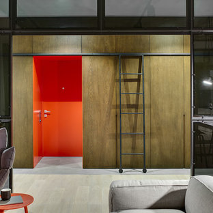 モスクワの片開きドアインダストリアルスタイルのおしゃれな玄関ドア (オレンジのドア、グレーの床) の写真