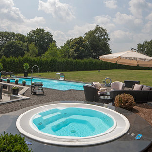 Großer Moderner Pool in rechteckiger Form mit Wasserspiel in Köln