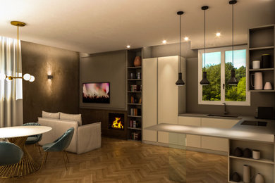 Idee per un piccolo soggiorno minimal con libreria, pareti marroni, pavimento in legno verniciato, camino classico, TV a parete, pavimento marrone e soffitto ribassato