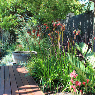 Stilmix Garten hinter dem Haus mit Wasserspiel und Dielen in Perth