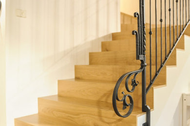 Свежая идея для дизайна: лестница в стиле рустика - отличное фото интерьера
