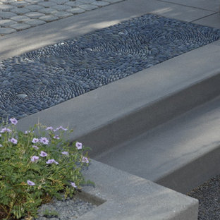 Mittelgroßes Eklektisches Garten im Innenhof mit Gartenweg und Betonplatten in Portland