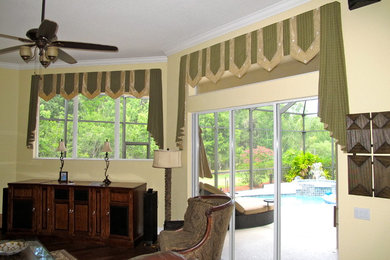 Example of a classic living room design in Tampa