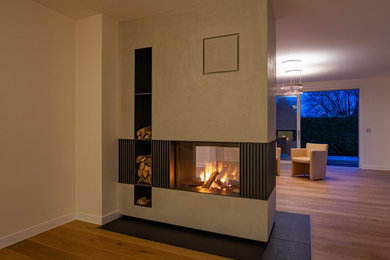 Holzkamin als Raumteiler mit individueller Stahlverkleidung