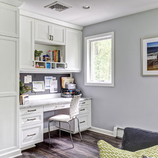 Idéer för att renovera ett stort vintage arbetsrum, med klinkergolv i porslin, brunt golv, grå väggar och ett inbyggt skrivbord