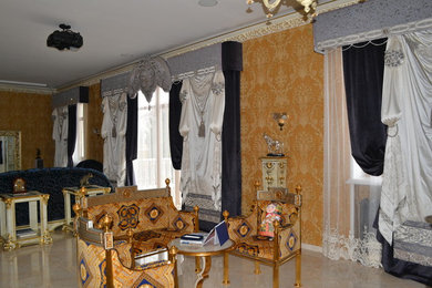 На фото: гостиная комната в классическом стиле с