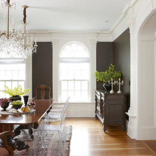 ボストンの巨大なトラディショナルスタイルのおしゃれな独立型ダイニング (黒い壁、無垢フローリング、茶色い床) の写真