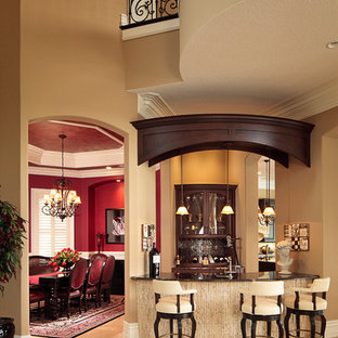 オーランドのトラディショナルスタイルのLDKの画像 (ベージュの壁、セラミックタイルの床、ベージュの床)