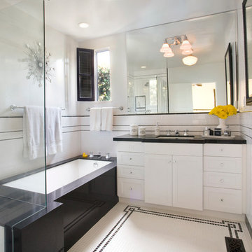 Modern Minimalist Black and White Bathroom Feels Elegant