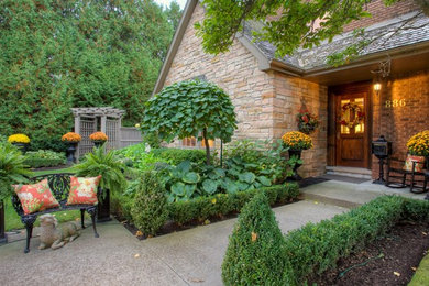 Elegant entryway photo in Toronto