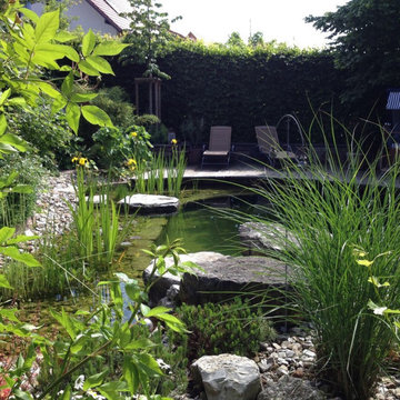 Kleiner Schwimmteich mit Wasserfall, Steg und Stegterrasse