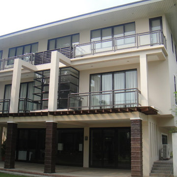 4-STORY VACATION HOUSE