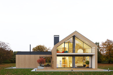 Источник вдохновения для домашнего уюта: двухэтажный, деревянный дом в стиле модернизм с отделкой планкеном