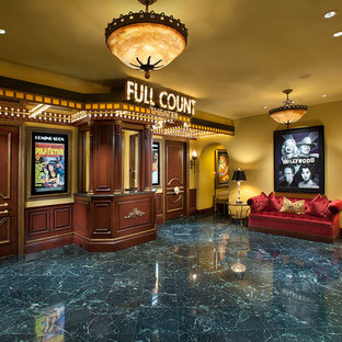 Inspiration pour une salle de cinéma méditerranéenne fermée avec un mur jaune, un sol en marbre et un sol bleu.