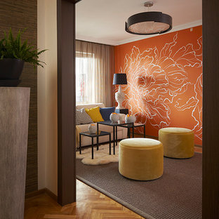 Foto på ett funkis separat vardagsrum, med ett finrum, orange väggar och heltäckningsmatta