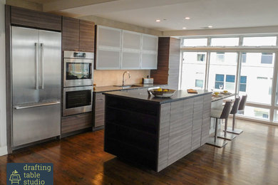 Example of a minimalist kitchen design in New York