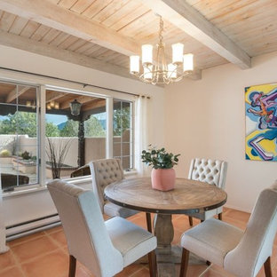 Geschlossenes, Mittelgroßes Mediterranes Esszimmer mit weißer Wandfarbe, orangem Boden und Travertin in Sonstige