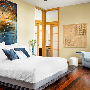Ispirazione per una camera matrimoniale etnica di medie dimensioni con pareti beige, parquet scuro, nessun camino e pavimento marrone