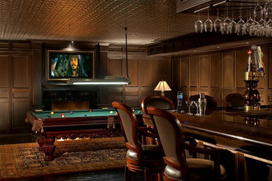 Example of a classic home bar design in New York