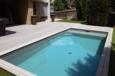 Photo of a mid-sized contemporary side yard deck in Paris with no cover.