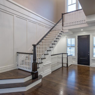 コロンバスの大きい片開きドアトランジショナルスタイルのおしゃれな玄関ドア (ベージュの壁、コルクフローリング、濃色木目調のドア、茶色い床) の写真