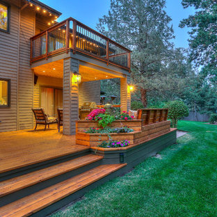 ポートランドの巨大なおしゃれな裏庭のデッキ (張り出し屋根) の写真