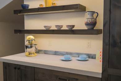 ソルトレイクシティにある高級な中くらいなトランジショナルスタイルのおしゃれなキッチン (シェーカースタイル扉のキャビネット、中間色木目調キャビネット、クオーツストーンカウンター、青いキッチンパネル、ガラスタイルのキッチンパネル、シルバーの調理設備、磁器タイルの床、ベージュの床、白いキッチンカウンター) の写真