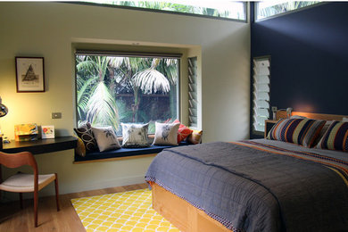 Inspiration for a tropical home design in Newcastle - Maitland.