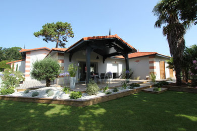 Réalisation d'une façade de maison design.