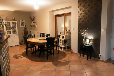 Cette photo montre une salle à manger de taille moyenne avec un mur blanc, un sol en carrelage de céramique, aucune cheminée et un sol beige.