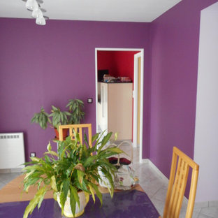 アンジェの中サイズのコンテンポラリースタイルのLDKの画像 (紫の壁、磁器タイルの床、暖炉なし)