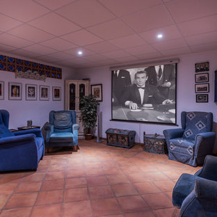 Exemple d'une salle de cinéma chic de taille moyenne et fermée avec un mur blanc, un sol en carreau de terre cuite et un écran de projection.