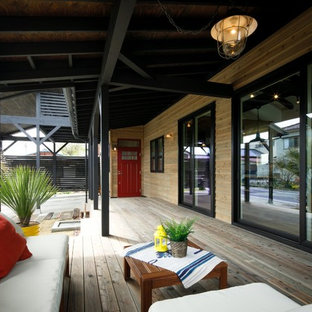 他の地域のビーチスタイルのおしゃれなデッキ (張り出し屋根) の写真