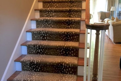 Foto de escalera recta clásica con escalones enmoquetados