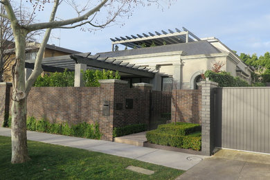 Example of a classic home design design in Melbourne