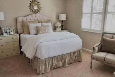 Diseño de habitación de invitados beige y blanca clásica renovada pequeña sin chimenea con paredes beige, moqueta y suelo beige
