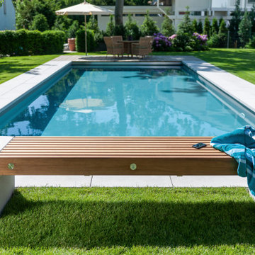 Rund um den Pool im Garten.