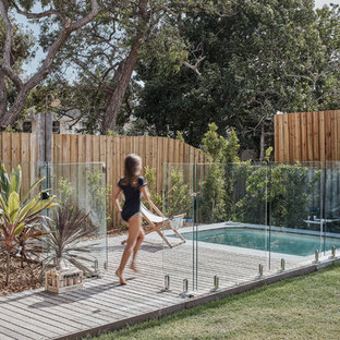 ゴールドコーストの長方形ビーチスタイルのおしゃれな裏庭プール (デッキ材舗装) の写真