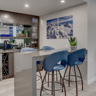 カルガリーの小さいコンテンポラリースタイルのおしゃれなウェットバー (アンダーカウンターシンク、フラットパネル扉のキャビネット、茶色いキャビネット、クオーツストーンカウンター、グレーのキッチンパネル、ガラス板のキッチンパネル、クッションフロア、グレーの床、茶色いキッチンカウンター) の写真