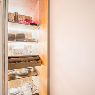 他の地域の小さいコンテンポラリースタイルのおしゃれなウェットバー (フラットパネル扉のキャビネット、淡色木目調キャビネット、塗装フローリング、茶色い床) の写真