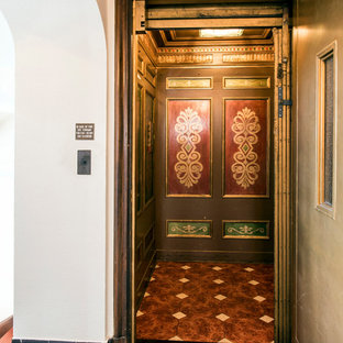 Bild på en liten eklektisk entré, med en skjutdörr